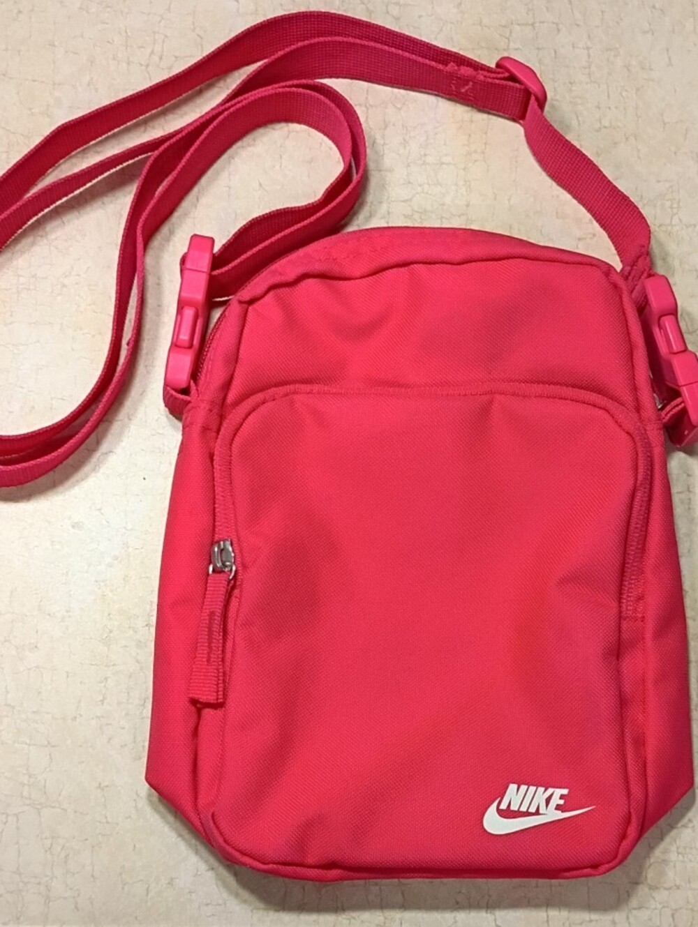 Nike Small Crossbody Bag in Hot Pink